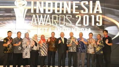 Wali Kota Bekasi, Rahmat Effendi (memakai jas dan dasi), berpose bersama jajaran stafnya di Indonesia Awards/Ayobekasi.net