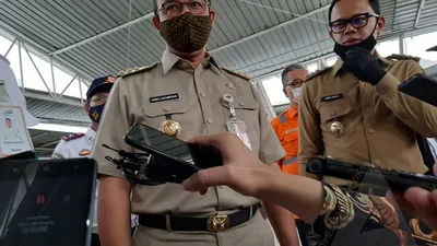 Wali Kota Bogor Bima Arya saat mendampingi Gubernur DKI Jakarta Anies Baswedan meninjau Stasiun Kereta Bogor, Senin (15/6/2020). Ayobogor: Husnul Khatimah
