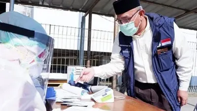 Wali Kota Depok,  Mohammad Idris saat meninjau pelaksanaan rapid test di Stasiun Depok Baru pada Rabu (19/5/2020). instagram: @idrisashomad