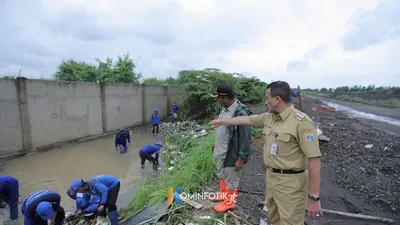 Wali Kota Jakarta Timur, M. Anwar, meninjau lokasi banjir Jakarta Garden City dan mendapati penyebab banjir adalah penyumbatan pada saluran air yang mengarah ke KBT. (Kominfotik Jaktim)
