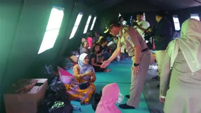 Tinjau Korban Kebakaran Bidaracina, Wali Kota Jaktim Serahkan Bantuan