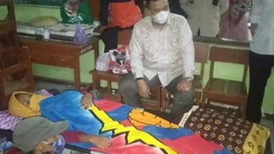 Wali Kota Tasikmalaya Budi Budiman jenguk korban keracunan makanan di pusat penanganan di Puskesmas Mangkubumi, Minggu, (11/10/2020).(Ayotasik.com/Heru Rukanda)