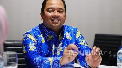Wali Kota Tangerang Arief R Wismansyah melakukan penambahan fasilitas tempat tidur bagi pasien Covid-19 di Tangerang.  Foto: Yogi Ardhi/Republika