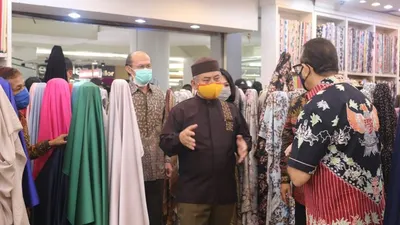Wali Kota Bekasi Rahmat Effendi mengecek kesiapan mal dalam menerapkan new normal (Dok Eza Humas Pemkot Bekasi)