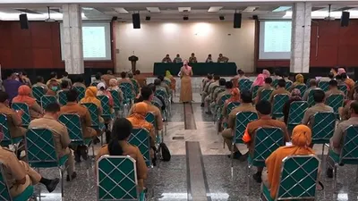 Wali Kota Jakarta Timur, M Anwar saat memimpin Rapat Koordinasi Wilayah di Ruang Serbaguna Blok C Kantor Wali Kota Jakarta Timur. (dok: timur.jakarta.go.id)