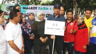 Wali Kota Jakbar H. Rustam Effendi dalam pencanangan Walkot Farm 4.0. (barat.jakarta.go.id)