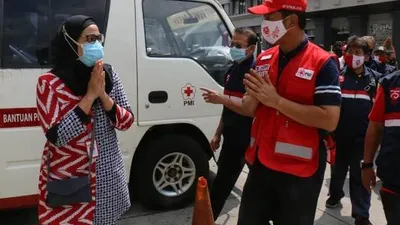 Wali Kota Jakarta Barat, Rustam Effendi, meninjau kegiatan donor darah yang dilakukan oleh PMI Malang selagi mengkampanyekan gerakan 3M. ( barat.jakarta.go.id )