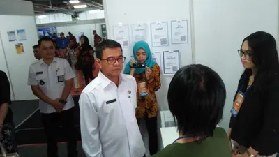 Sekda Kota Bogor meninjau perusahaan penyedia lowongan kerja di Bursa Kerja Expo. (ayobogor.com/Husnul Khatimah)