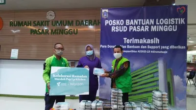 Penyaluran paket buka puasa di RSUD Pasar Minggu, Jakarta Selatan, Kolaborasi Wardah dan Dompet Dhuafa. (Dok. DOmpet Dhuafa)