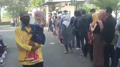 Video yang merekam aktivitas ratusan orang yang tengah mengantre mengurus perceraian, viral di media sosial Instagram, Senin (24/8/2020). [Facebook]