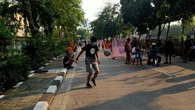Warga berolahraga di kawasan khusus sepeda di Kecamatan Sawah Besar, Jakpus, Minggu  (26/7/2020).  Foto: @kominfotikjp