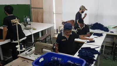 Warga Binaan Lapas Kelas I Tangerang Produksi Masker, Sabtu (28/3/2020). (radar24news.com)