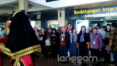 penyambutan rombongan wisatawan asal China di Bandara International Minangkabau, Padang (Langgam.id/Irwanda)