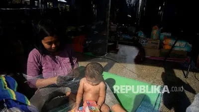 [ilustrasi] Warga korban banjir Cipinang Melayu beraktivitas di lokasi pengungsian di Masjid Univesitas Borobudur, Jakarta, tahun lalu.  (Foto: Republika/Prayogi)