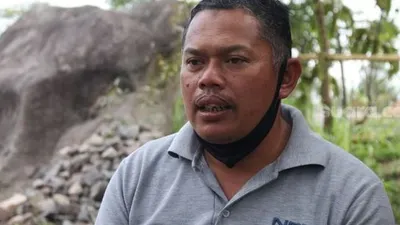 Warga Cangkringan Sleman, Samijo (45) yang juga pelaku usaha di Lereng Gunung Merapi saat ditemui wartawan, Sabtu (20/6/2020). [Suarajogja.id / Baktora]
