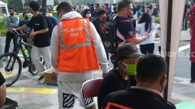Warga tak pakai masker di CFD Jakarta diminta sapu jalan. (Suara.com/Fakhri Fuadi)