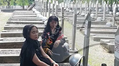 Warga Jakarta, Mita (kanan) bersama kerabatnya, menunggu kedatangan jenazah BJ Habibie di Taman Makam Pahlawan Nasional Utama, Kalibata, Jakarta Selatan/Ayojakarta.com