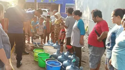 Warga di Kelurahan Cilangkap dan Bambu Apus, Cipayung, Jakarta Timur, rela mengantre demi mendapatkan air bersih. (Poskotanews/Ifand)