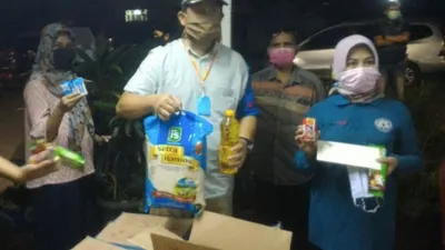 Senangnya Warga Pegangsaan Dua Terima Paket Bansos dari DKI