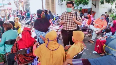 Kepala Dinsos Kota Cirebon, Iing Daiman, saat memberi penjelasan ihwal bansos kepada warga penerima.