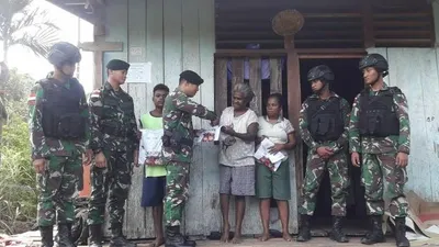 Satgas TNI bagikan pakaian layak kepada warga di  di Kampung Wambes Pir-V, Distrik Mannem, Kabupaten Keerom pada Minggu (19/1/2020). (Pendam XVII/Cenderawasih)