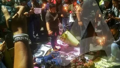 Aliansi Wartawan Hitam Jakarta menggelar aksi teatrikal di depan Istana Merdeka, Kamis (26/9/2019) untuk memprotes rentetan kekerasan kepolisian terhadap pekerja pers. (Ayojakarta.com/Hendy Dinata)