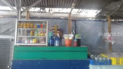 Pemilik Warung Makan Saung Nunking, Nungki, di kawasan Puspemkot Tangerang, Kamis (28/1/2021). [Suara.com/Muhammad Jehan Nurhakim]