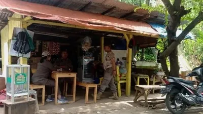 Salah satu warung di dekat Tol JORR Ululjami yang tak jauh dari lokasi penemuan jenazah editor Metro TV, Yodi Prabowo/ Suara.com