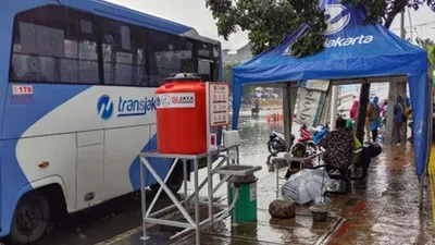 Wastafel portabel dari Dinas Bina Marga diletakkan di salah satu halte di Jakarta Pusat. (Beritajakarta.id/Aldi Geri Lumban Tobing)