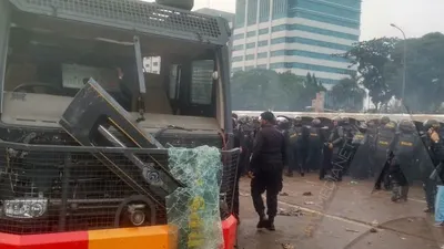 Water Cannon di depan gedung DPR RI saat demonstrasi mahasiswa, Rabu (24/9/2019)/Ayojakarta.com