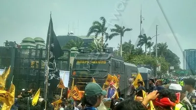 Mobil water cannon dan barikade kepolisian mengawal aksi mahasiswa di depan Gedung DPR RI, Senayan, Jakpus pada Selasa 24 September 2019/Ayojakarta.com