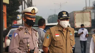 Wakil Wali Kota Bekasi, Tri Adhianto Tjahyono, memantau point perbatasan terkait penerapan PSBB di Kota Bekasi, Senin (4/5/2020). ist