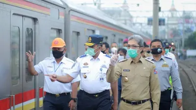 Wakil Wali Kota Bogor Dedie Rachim didampingi  Direktur Prasarana Badan Pengelola Transportasi Jabodetabek (BPTJ) Edi Nursalam saat meninjau penerapan Pembatasan Sosial Berskala Besar (PSBB) di Stasiun Bogor, Senin (20/4/2020) pagi. ((Dokumen Humas Pemkot Bogor)