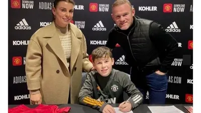 Wayne Rooney (kanan) mendampingi anaknya Kai (tengah) menandatangani kontrak bergabung dengan akademi Manchester United.  Foto: INSTAGRAM Wayne Rooney