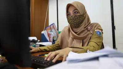 Ilustrasi pekerja ASN Pemkot Administrasi Jakarta Utara yang sedang work from office (dok. utara.jakarta.go.id)