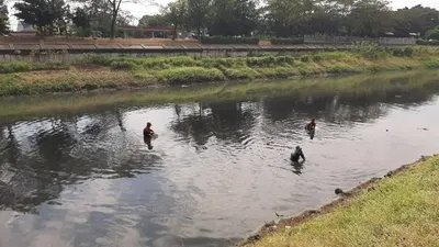 Pencari cacing bekerja di Kanal Banjir Timur, Jakarta Timur, Jumat (19/7) (ANTARA/Prisca T Violetta)