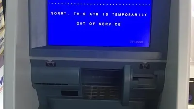 Tampilan ATM Bank Mandiri saat tidak bisa digunakan. (Istihanah Soejoethi)