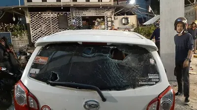 sebuah minibus warna putih diduga rusak akibat bentrokan selang berakhirnya laga Persija kontra PSM Makassar 0-2, Selasa (6/8/2019). (Hendy Dinata/Ayojakarta.com)