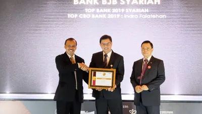 Direktur Utama bank bjb syariah Indra Falatehan menerima penghargaan TOP Bank 2019 di Balai Kartini, Jakarta, Rabu (28/8/2019).