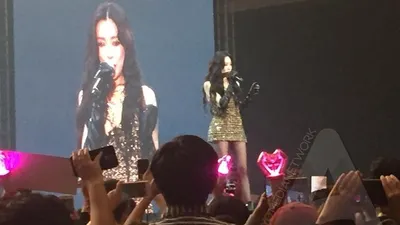 Tiffany Young menggunakan dress hitam di Super K-Pop Festival 2019. (Istihanah Soejoethi/Ayojakarta.com)