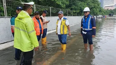 Menteri PUPR Basuki Hadimuljono meninjau lokasi banjir di Jakarta, Rabu (1/1/2020) (Biro Komunikasi Publik Kemen PUPR)