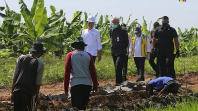 Presiden Jokowi didampingi Menteri PUPR Basuki Memantau pembangunan irigasi/isitimewa