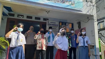 Siswa menghadiri peluncuran kampung internet melalui program internet atau JakWifi oleh Pemerintah Provinsi (Pemprov) DKI Jakarta di RW 001 dan RW 002 di Kelurahan Galur, Jumat (28/8/2020).  Foto: Eva Rianti