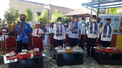 Pemkab Kepulauan Seribu bersama beberapa perwakilan anak-anak dalam peluncuran Jak Wifi  (pulauseribu.go.id)