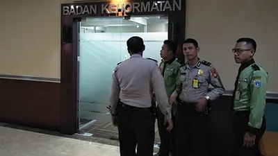 Suasana di depan ruangan Badan Kehormatan DPRD DKI Jakarta saat pemeriksaan politisi PSI, William Aditya Sarana/Ayojakarta.com-Aprilia Rahapit