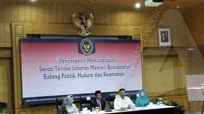 Wiranto dan Menkopolhukam yang baru, Mahfud MD saat konferensi pers di Kemenko Polhukam, Jakarta, Rabu (23/10/2019)/Ayojakarta.com