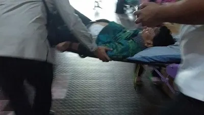 Wiranto ditandu ke rumah sakit/media sosial