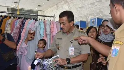 Wali Kota Anwar mengecek produk-produk yang ditampilkan dalam Gelar Produk IKM Kreatif 2019/timur.jakarta.go.id