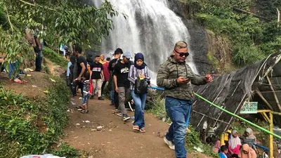 Pengunjung Curug Cikondang Desa Wangunjaya, Kecamatan Campaka, Kabupaten Cianjur, Jawa Barat, mengabaikan protokol kesehatan di masa pandemi Covid-19. (Ayobandung/M Ikhsan)