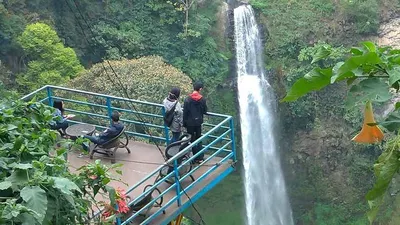 Wisatawan menikmati pemandangan Curug Pelangi di Kecamatan Cisarua, Bandung Barat. (Ayobandung/Tri Junari)